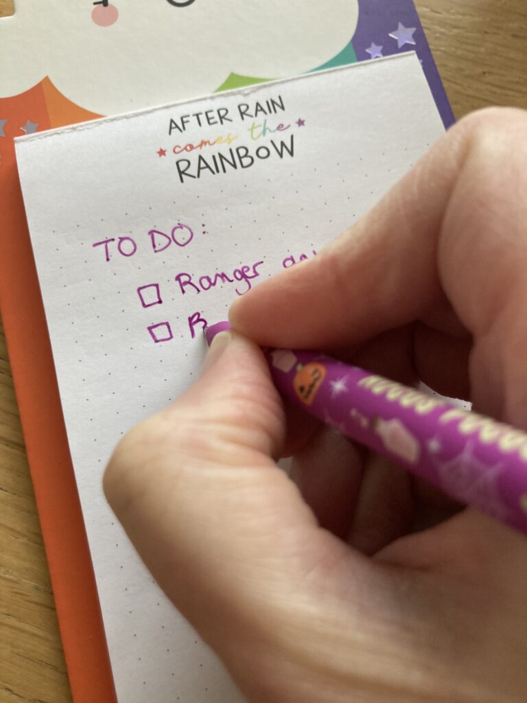 "To-do list pour organiser et simplifier les tâches du quotidien grâce aux services de rangement et d’optimisation de Sisters Boxes.
