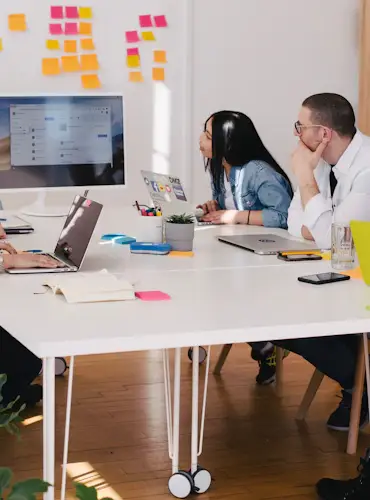 Organisation d'espaces de travail et rangement sur mesure pour les entreprises, optimisant productivité et bien-être.